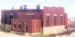 Atlas Model Railroad 709 HO Scale 3-Stall Roundhouse (15-Degree Stalls Fit #150-305, Sold Separately) — 14-3/8 x 15 x 4-5/8″ 35.9 x 37.5 x 11.5cm
