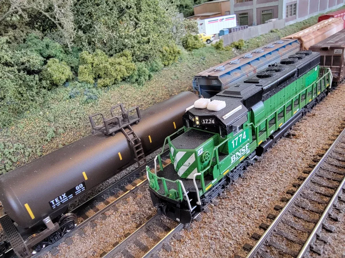 Kato N Scale EMD SD40-2 Mid Ex BN BNSF 1774
