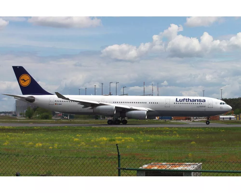 Lufthansa A340-300 D-AIGZ 1:400 Scale Phoenix PH04579