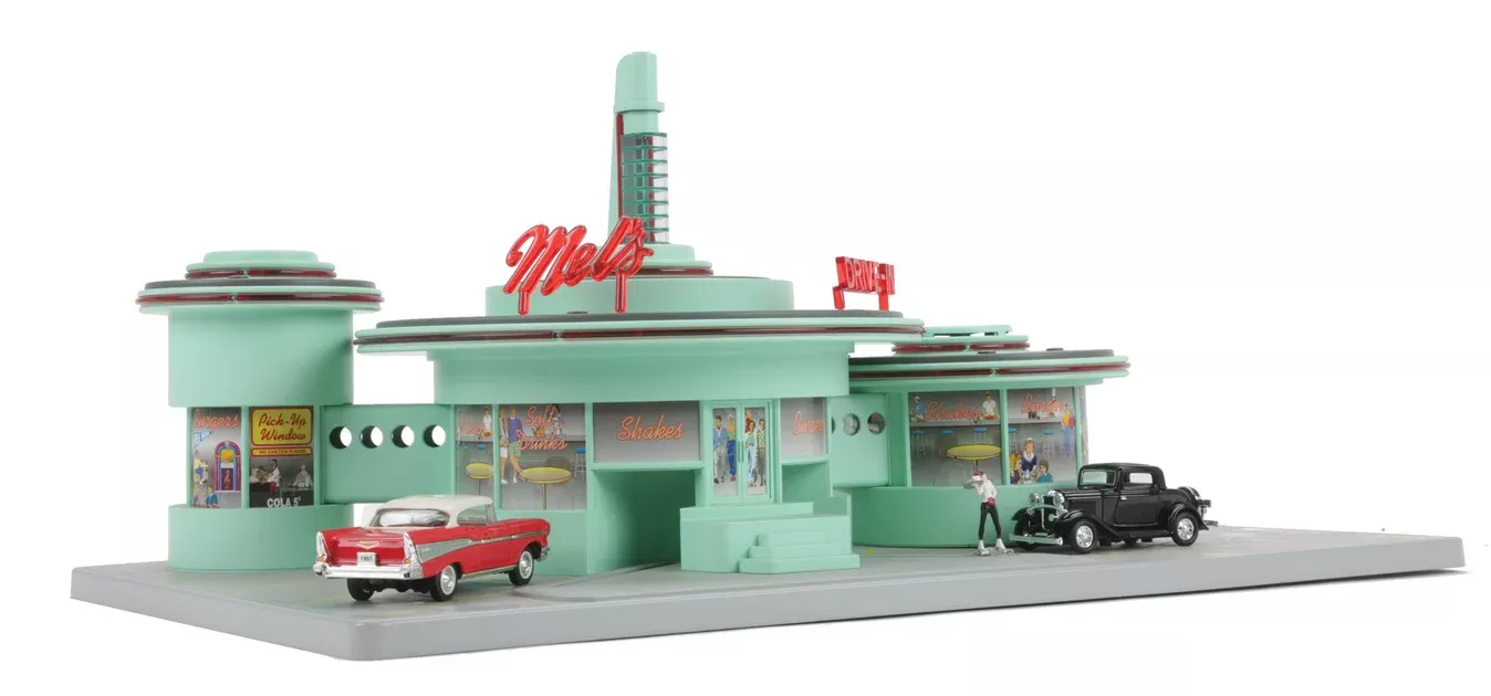 MTH RailKing 30-9105 O Gauge Operating Drive-In Diner – Mel’s Diner